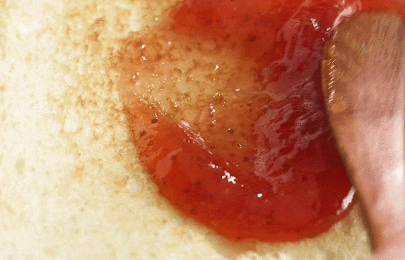 마이노멀 저당 저칼로리 딸기잼 320g 제품 라이브샷 — 식빵에 부드럽게 발리는 딸기잼 제형