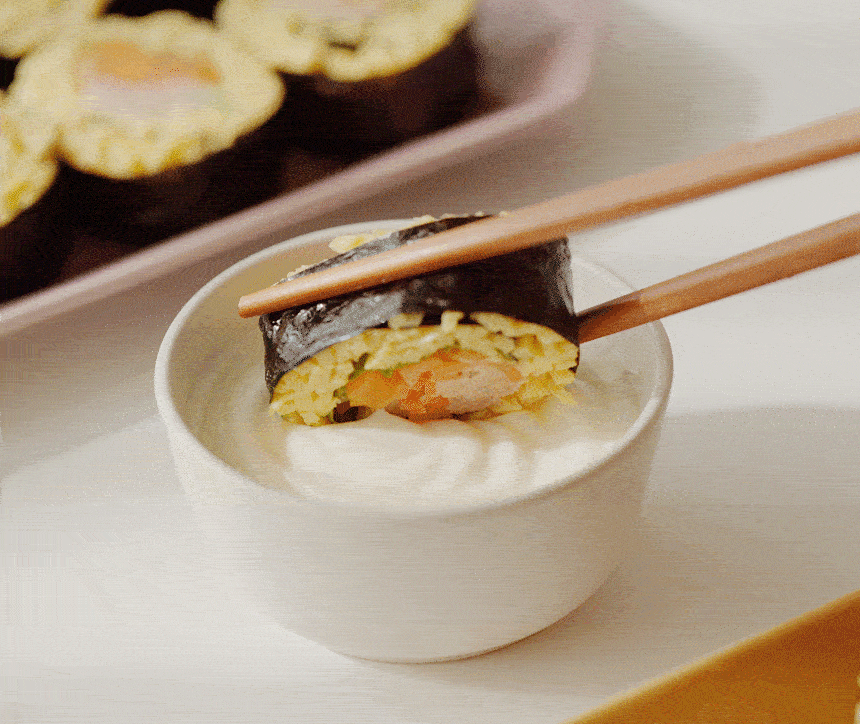 마이노멀 저당마요네즈 260g 조리예 — 김밥을 마요네즈에 찍어 먹는 연출