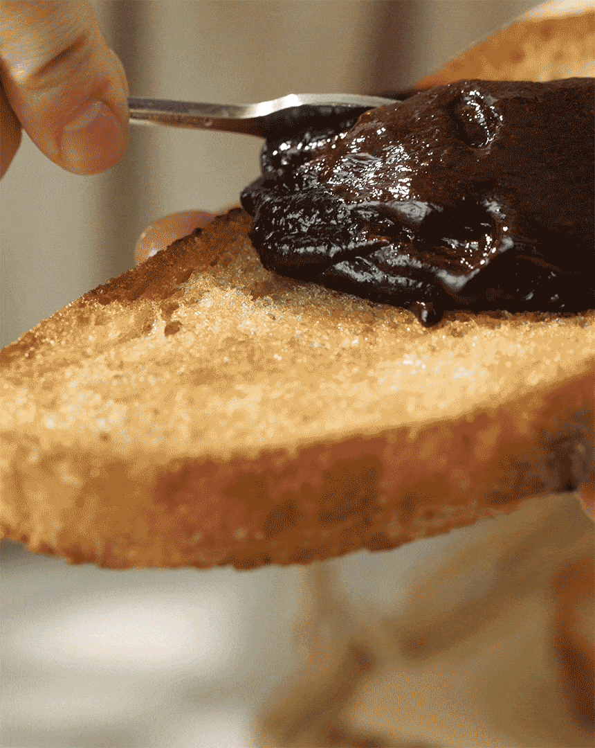 마이노멀 저당 초코잼 280g 제품 라이브샷 — 바삭하게 구운 토스트에 초코잼을 듬뿍 바르는 연출 이미지