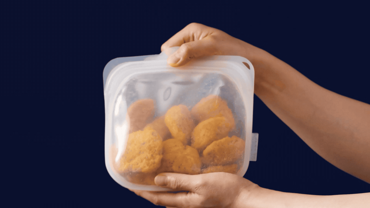 소바바 뿌리즐링 355g 제품 연출 — 치킨과 시즈닝 혼합